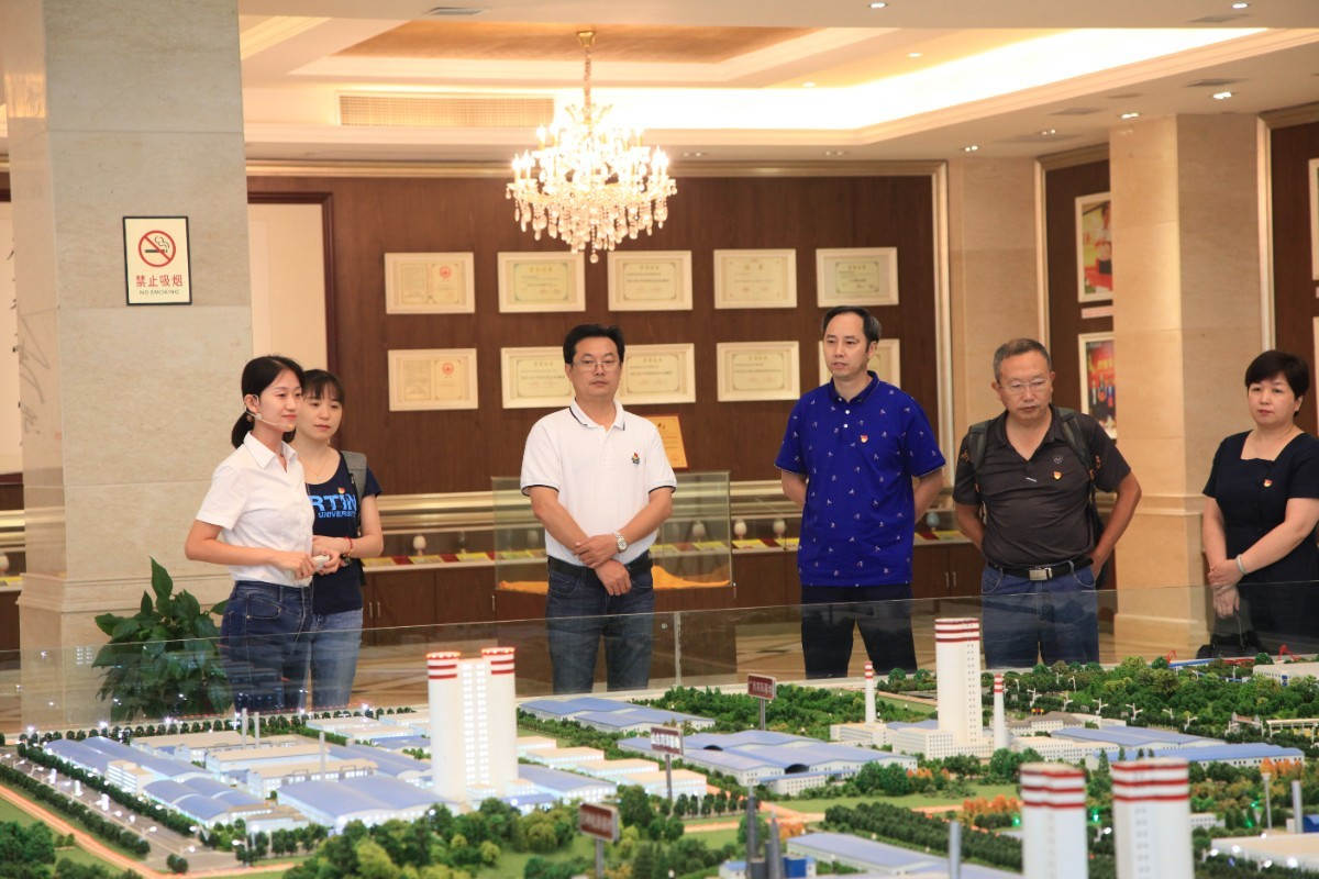 听取公司十大基地战略布局情况介绍,左三:杨华锋,右三:江本武.JPG 听取公司十大基地战略布局情况介绍,左三:杨华锋,右三:江本武.JPG