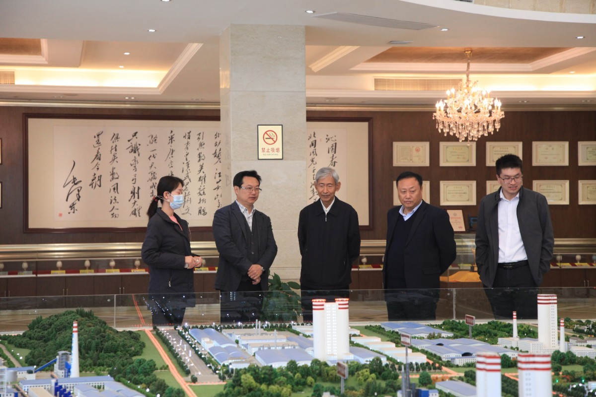 6听取6686在线登录官网入口十大生产基地沙盘介绍（左三：杨朝飞、右二：王文战、左二：杨华锋.JPG