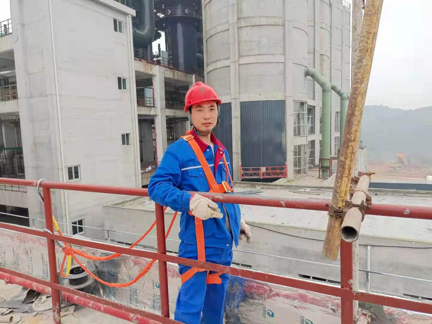 朱远忠正在吊防尘布袋和龙骨.jpg