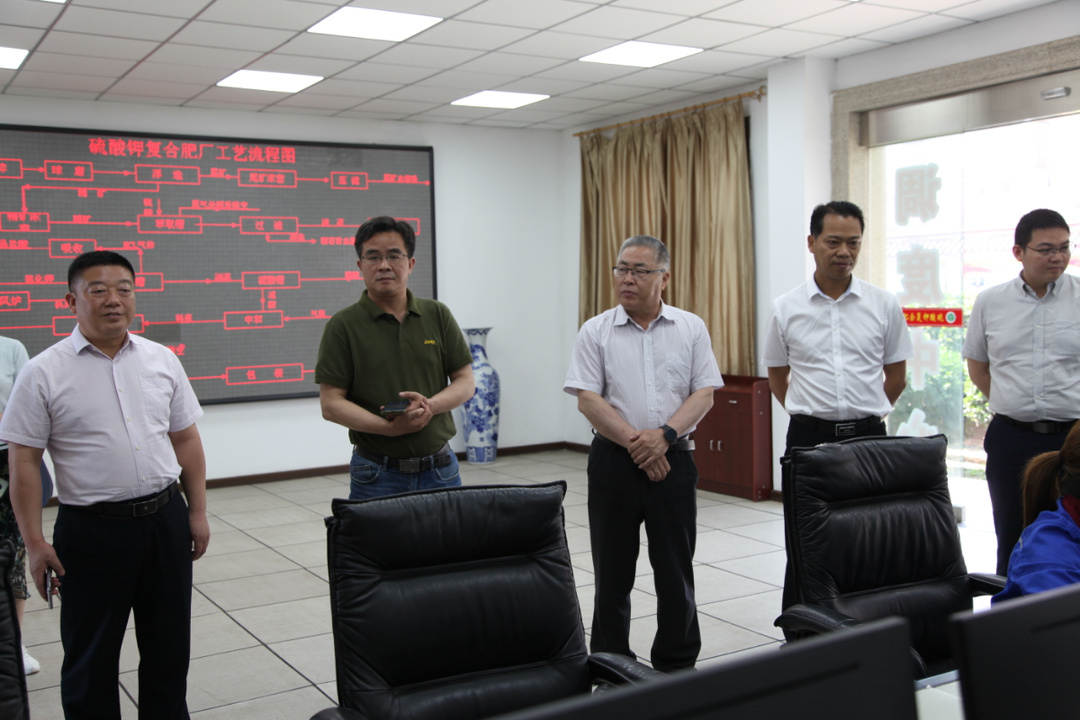 图3.《中国化工报》采访团在6686在线登录官网入口硫酸钾复合肥厂中控室调研.JPG