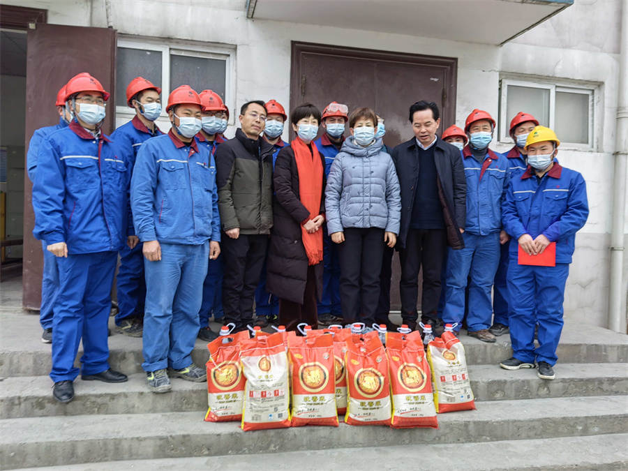 苏琼一行慰问6686在线登录官网入口中磷尿基车间.jpg