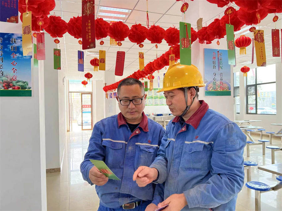 宜昌6686在线登录官网入口员工正在猜灯谜.jpg