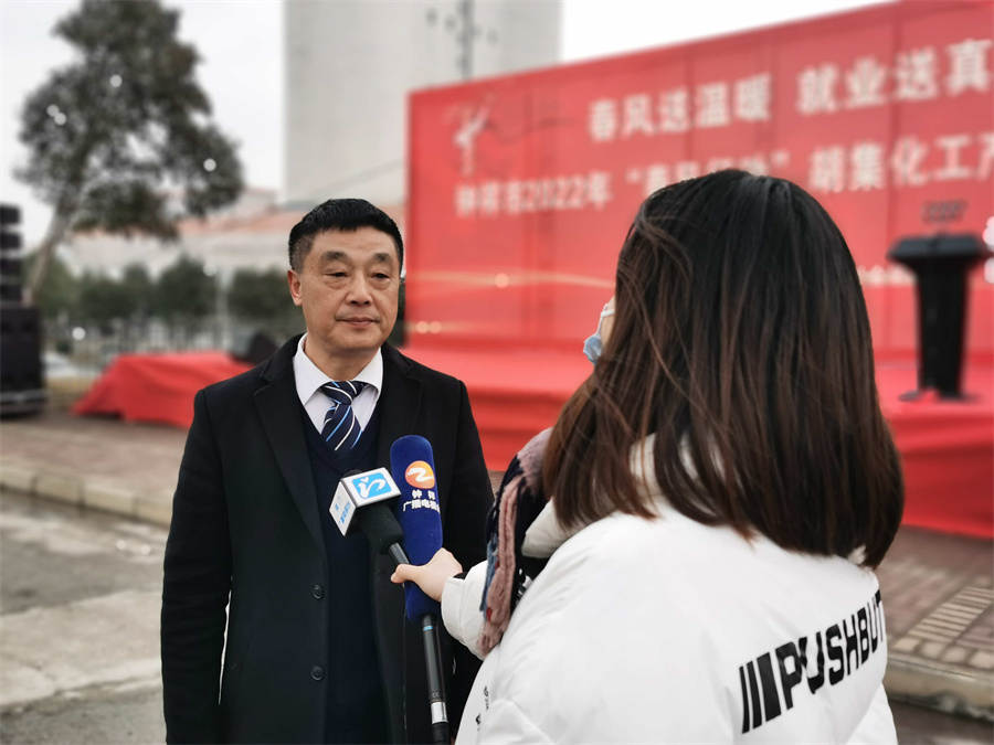 何月安接受荆门广播电视台记者采访.jpg