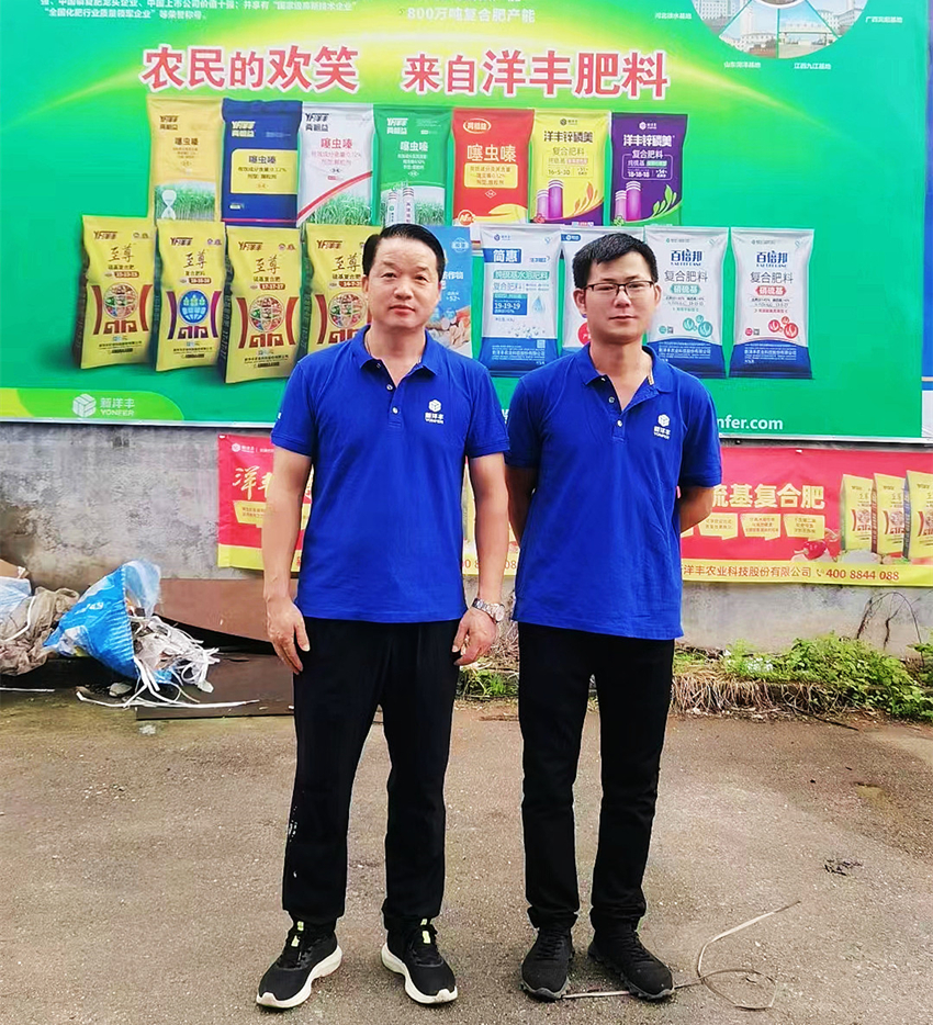 组长邹红海（左）和农艺师覃文强（右）在客户门店合影.jpg