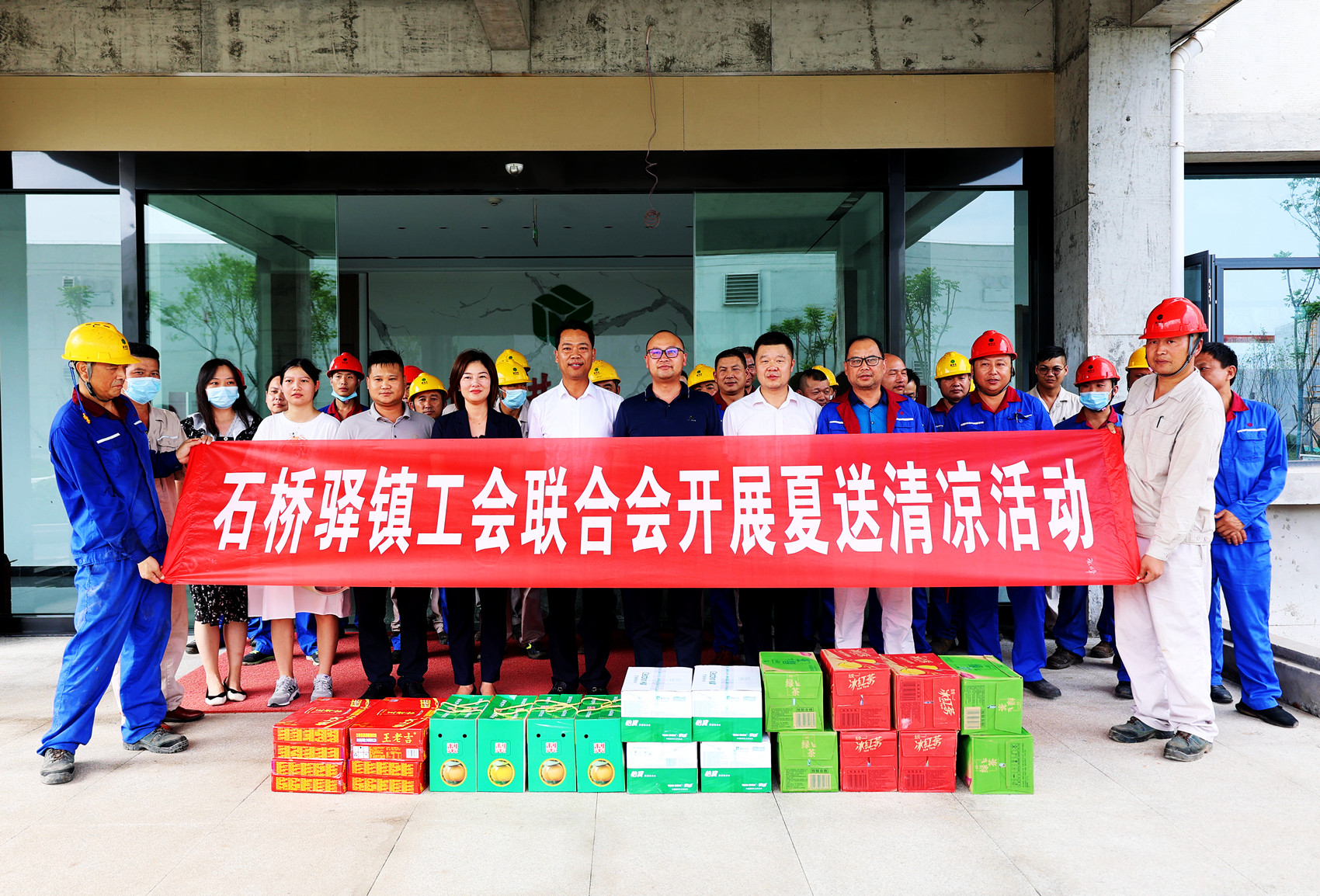 石桥驿镇领导到合成氨技改项目开展夏送清凉慰问活动.jpg