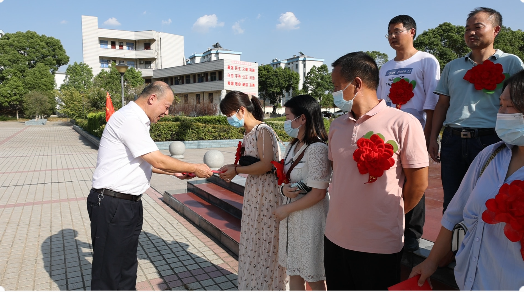 6686在线登录官网入口工会副主席孙建军（左一）为考入重点大学的东宝中学学子颁发奖学金（部分学生的奖学金由家长代领）.png