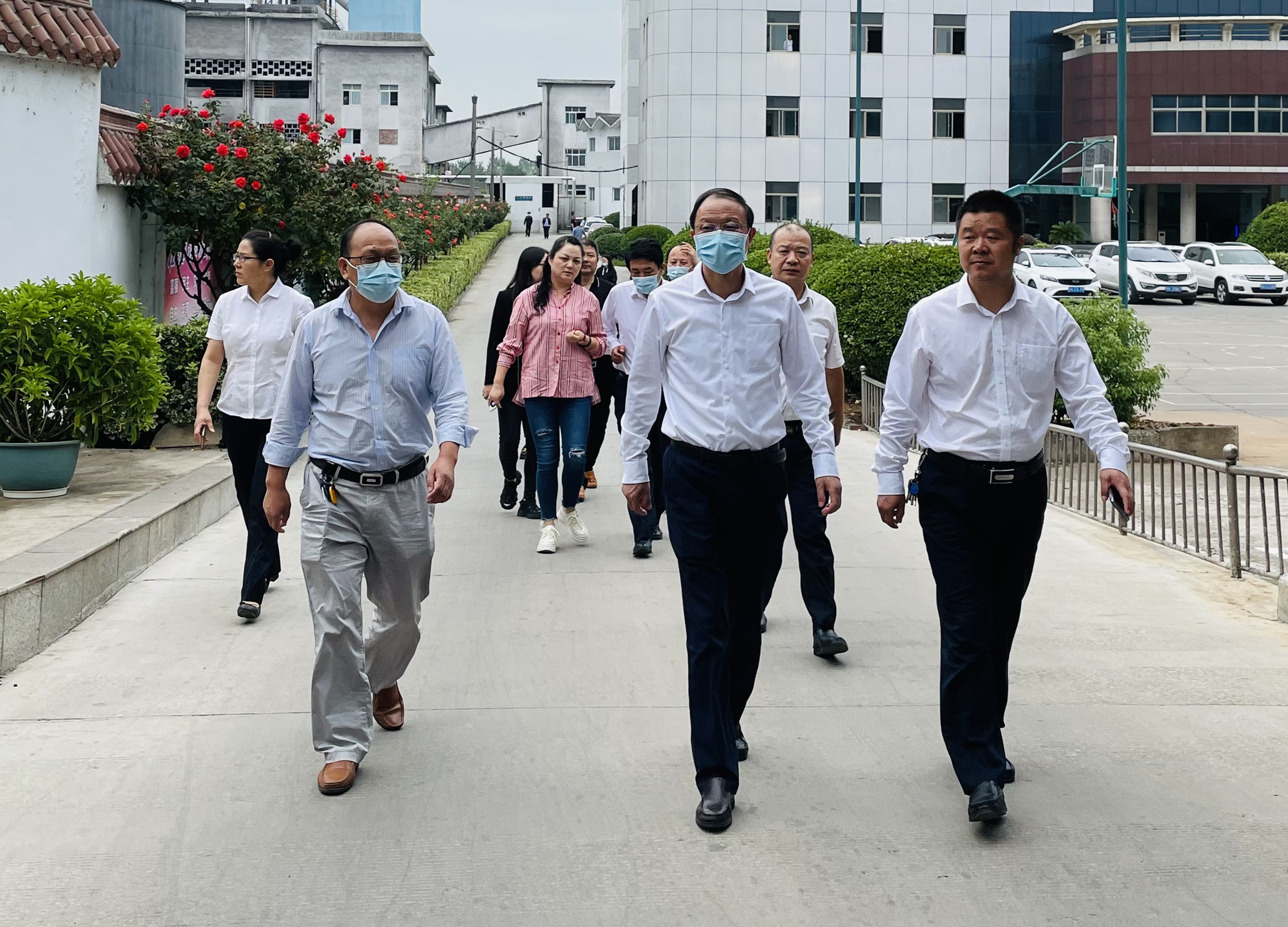陈刚一行到6686在线登录官网入口红十字协会办公地点参观.jpg